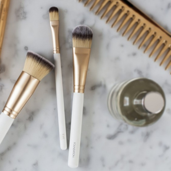 Eve Lom Radiance Perfected Foundation Brush - Picture 2 of 4
